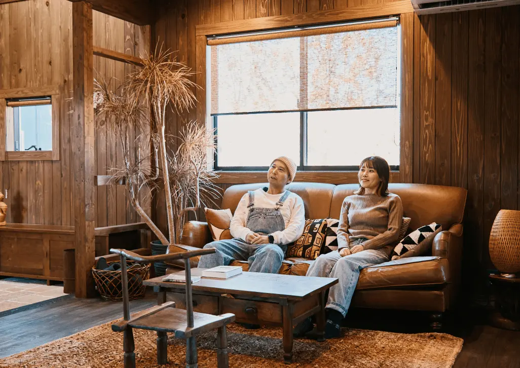 ログハウスないのソファーでくつろぐ体験者の画像